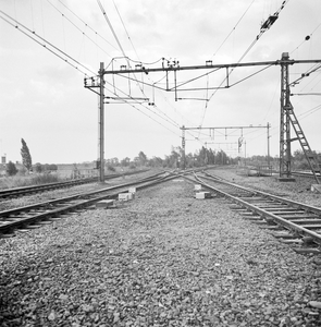 859288 Gezicht op de splitsing van de spoorlijnen naar Tiel (naar links) en naar 's-Hertogenbosch te Geldermalsen.